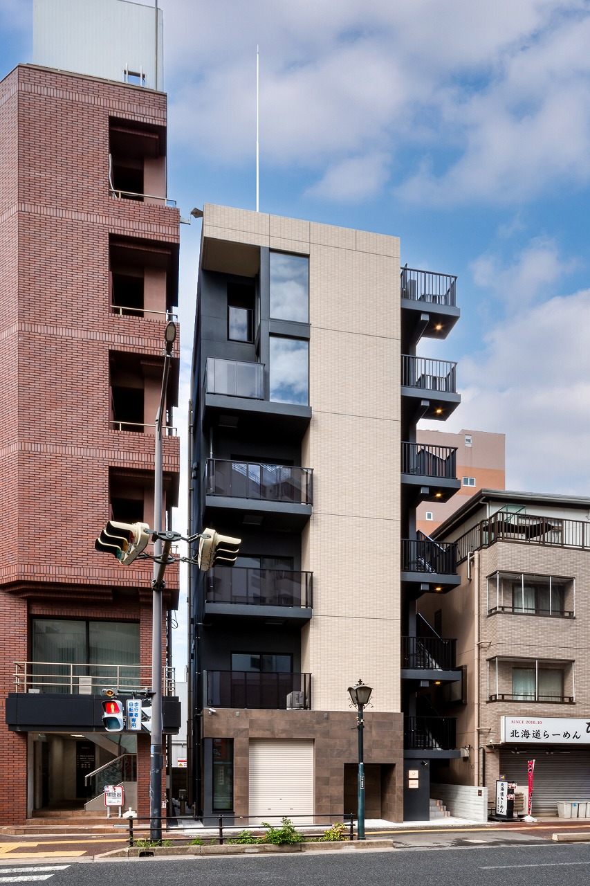 限られた敷地条件の中で実現した、都市型複合施設