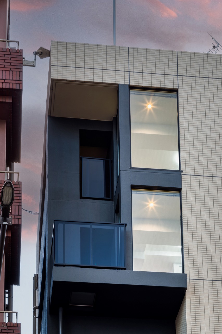 大きな窓と、特徴的なバルコニー配置がつくる外観