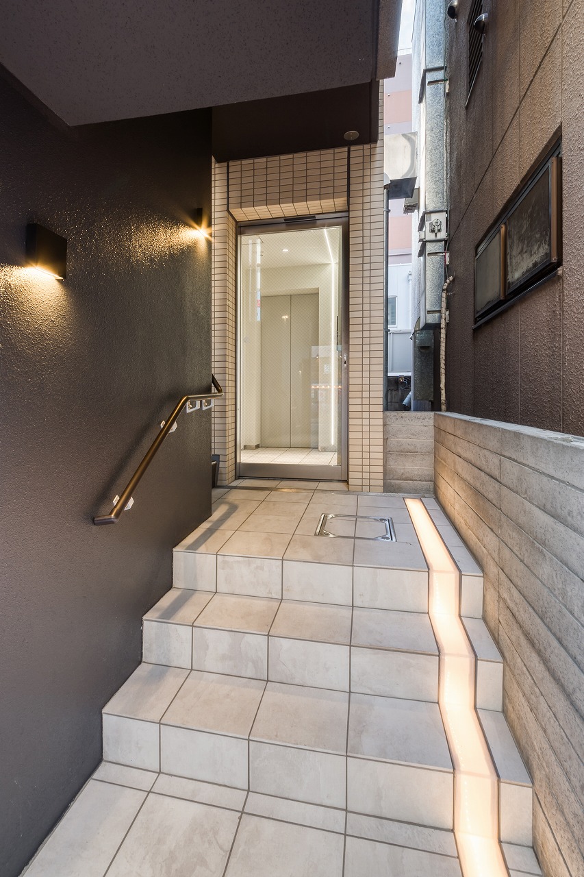 光を制御し、空間の質を高めるエントランス