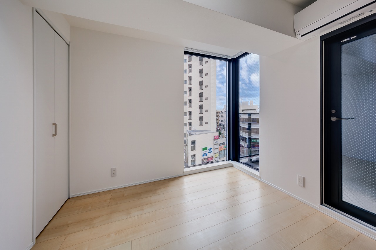 住戸のスケールを超える、窓の設え