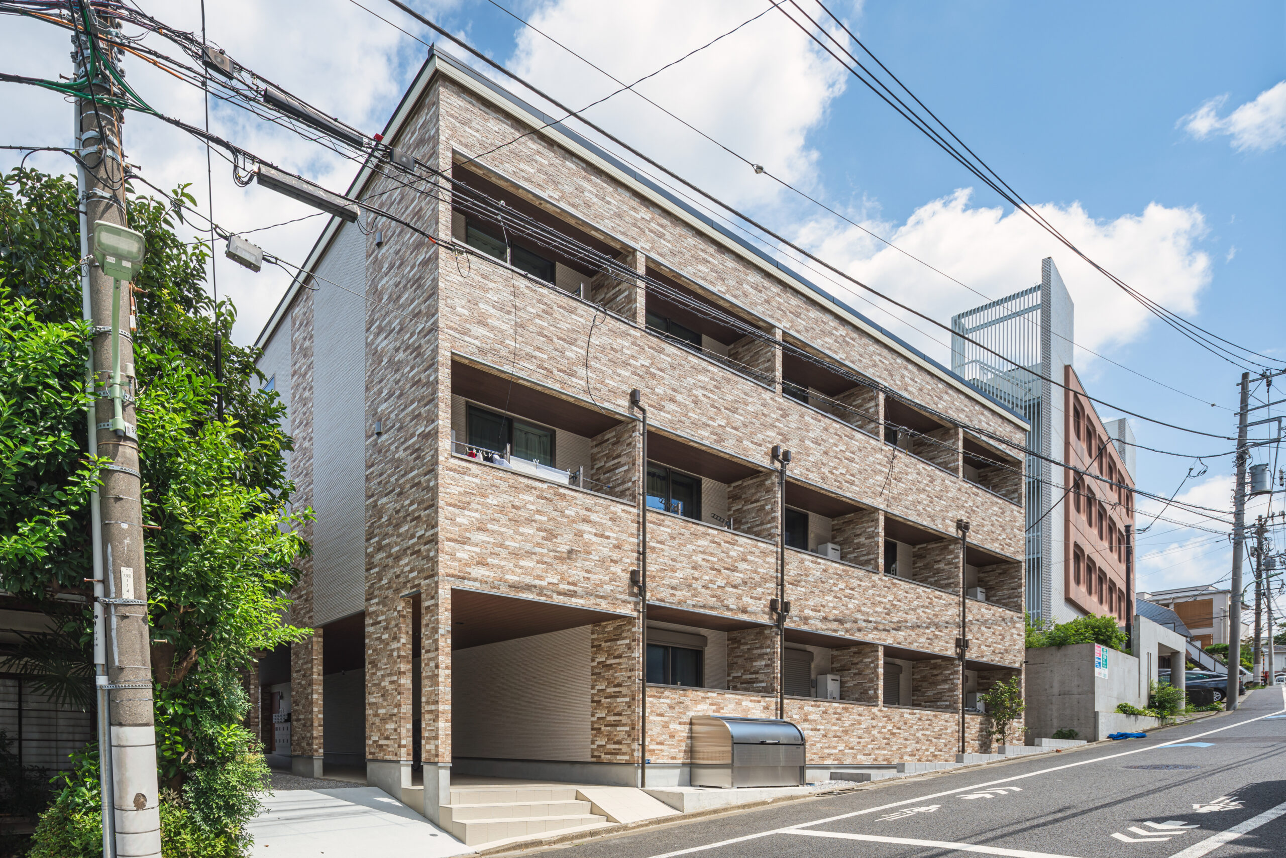 地形と共存する、木造大型共同住宅