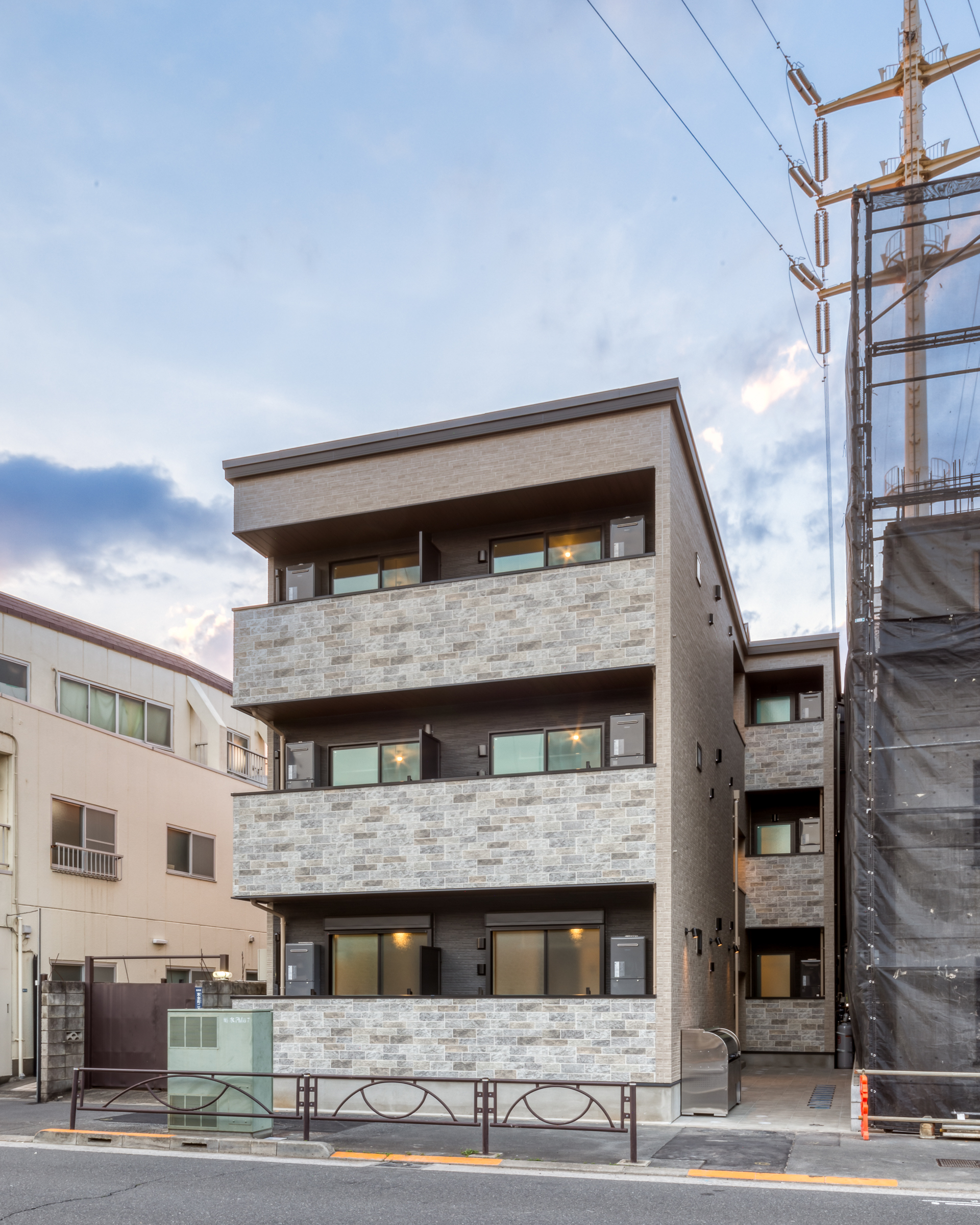 ひらかれた道路に応答する共同住宅