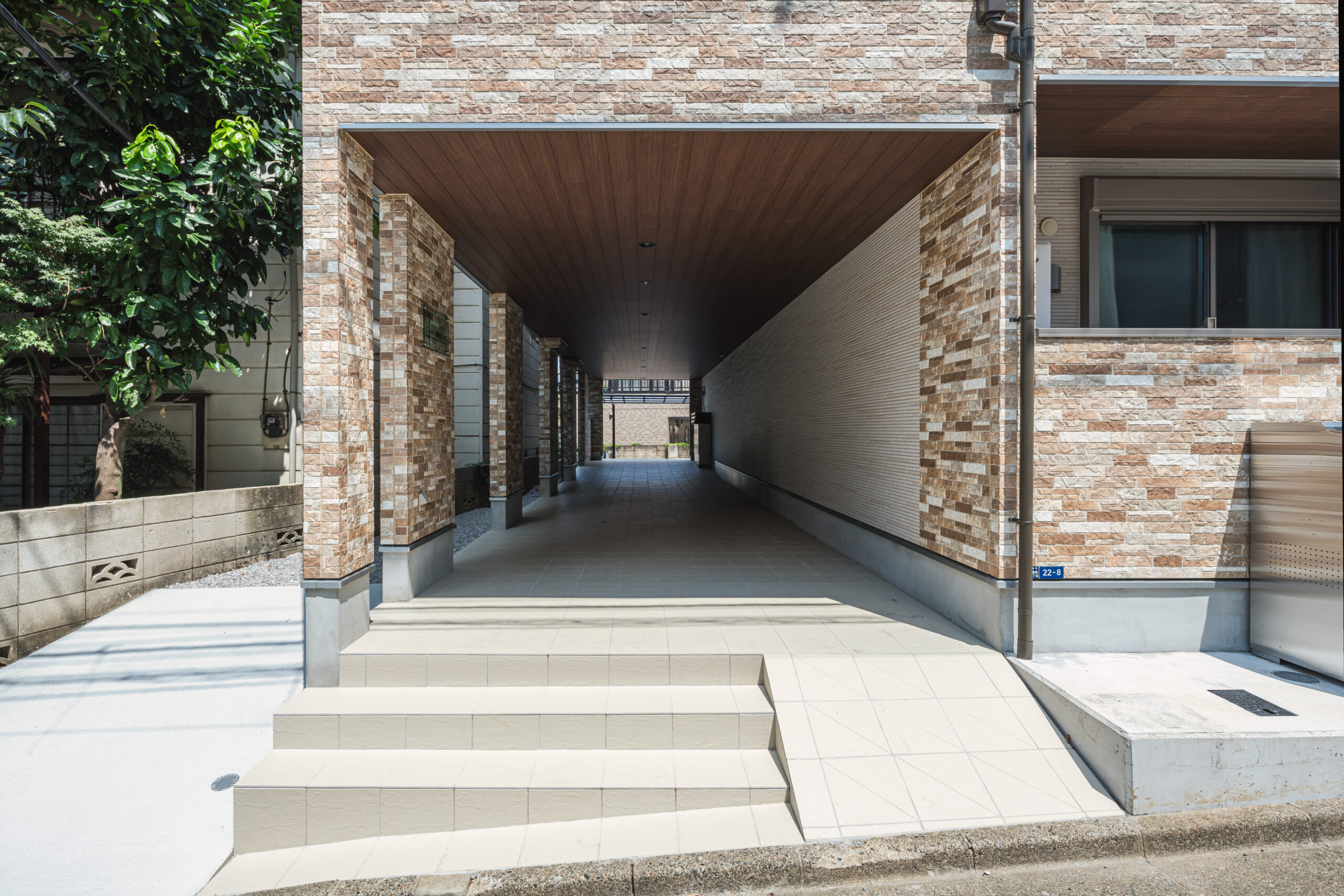 道路から建物へ向かうアプローチ