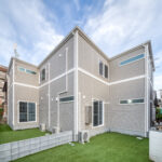 中庭と暮らす、犬と人のための長屋住宅