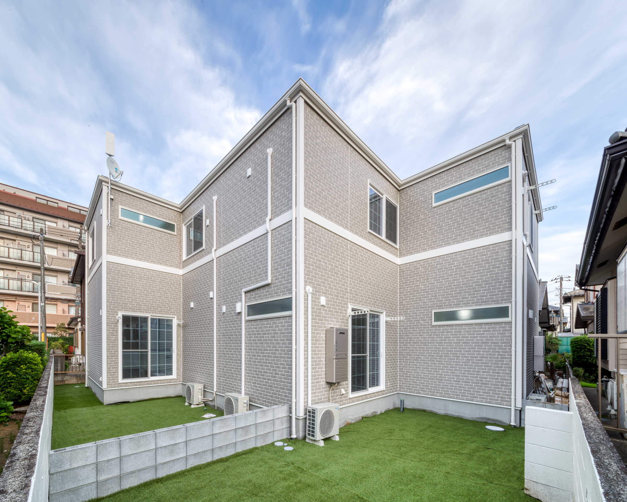 中庭と暮らす、犬と人のための長屋住宅