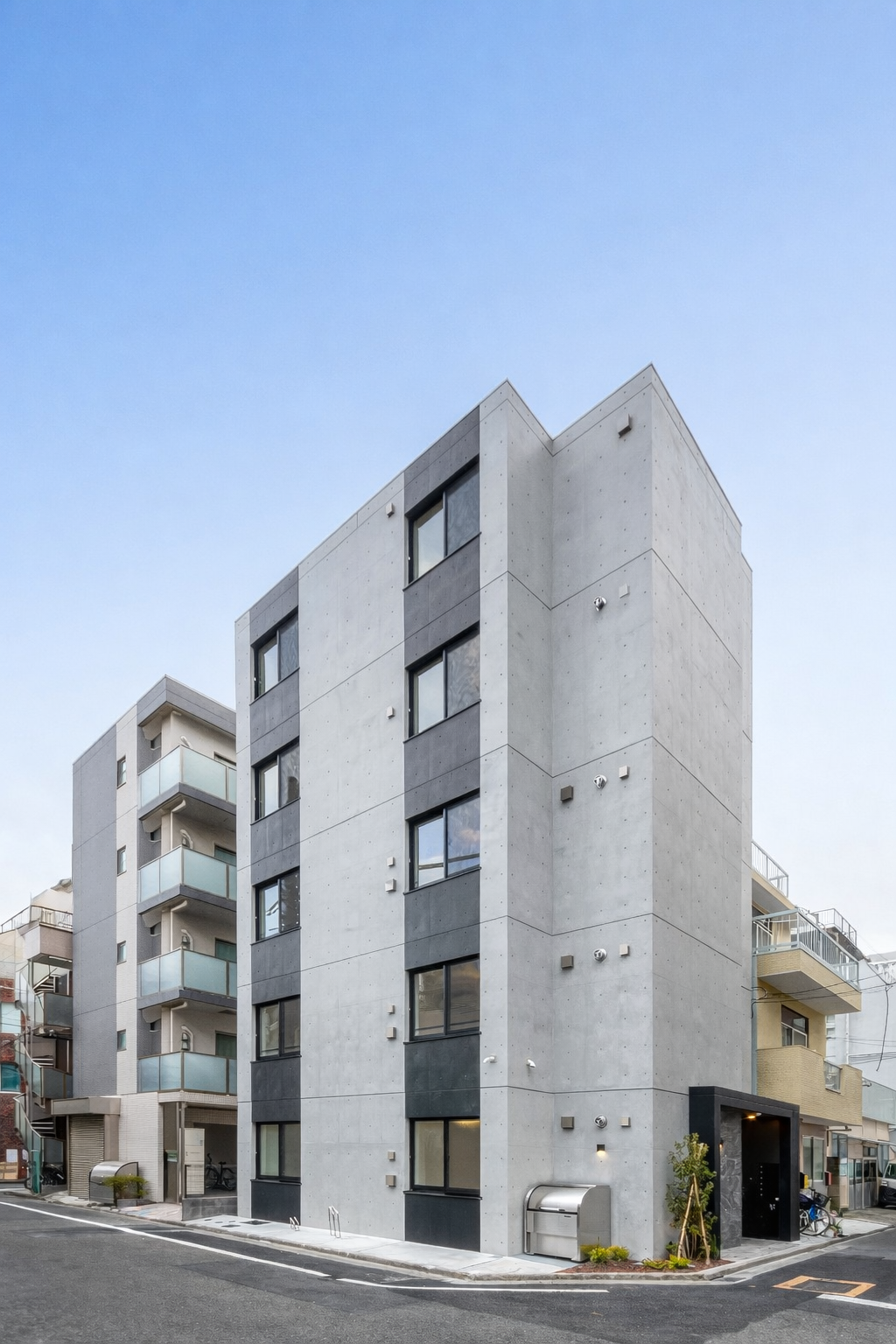 打放しコンクリートと黒塗装がつくる端正な外観