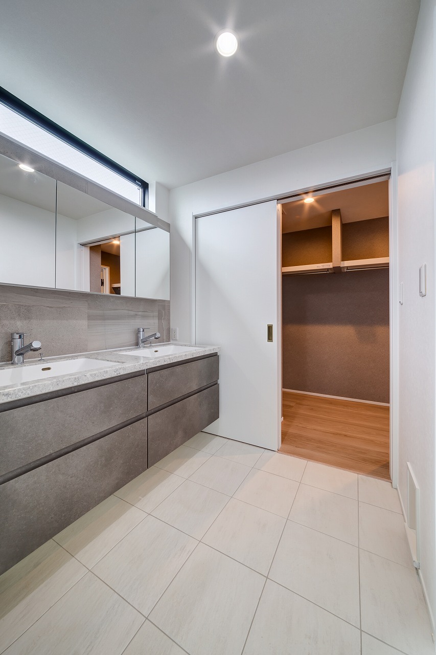 生活動線を徹底して考えた清潔感のある洗面室