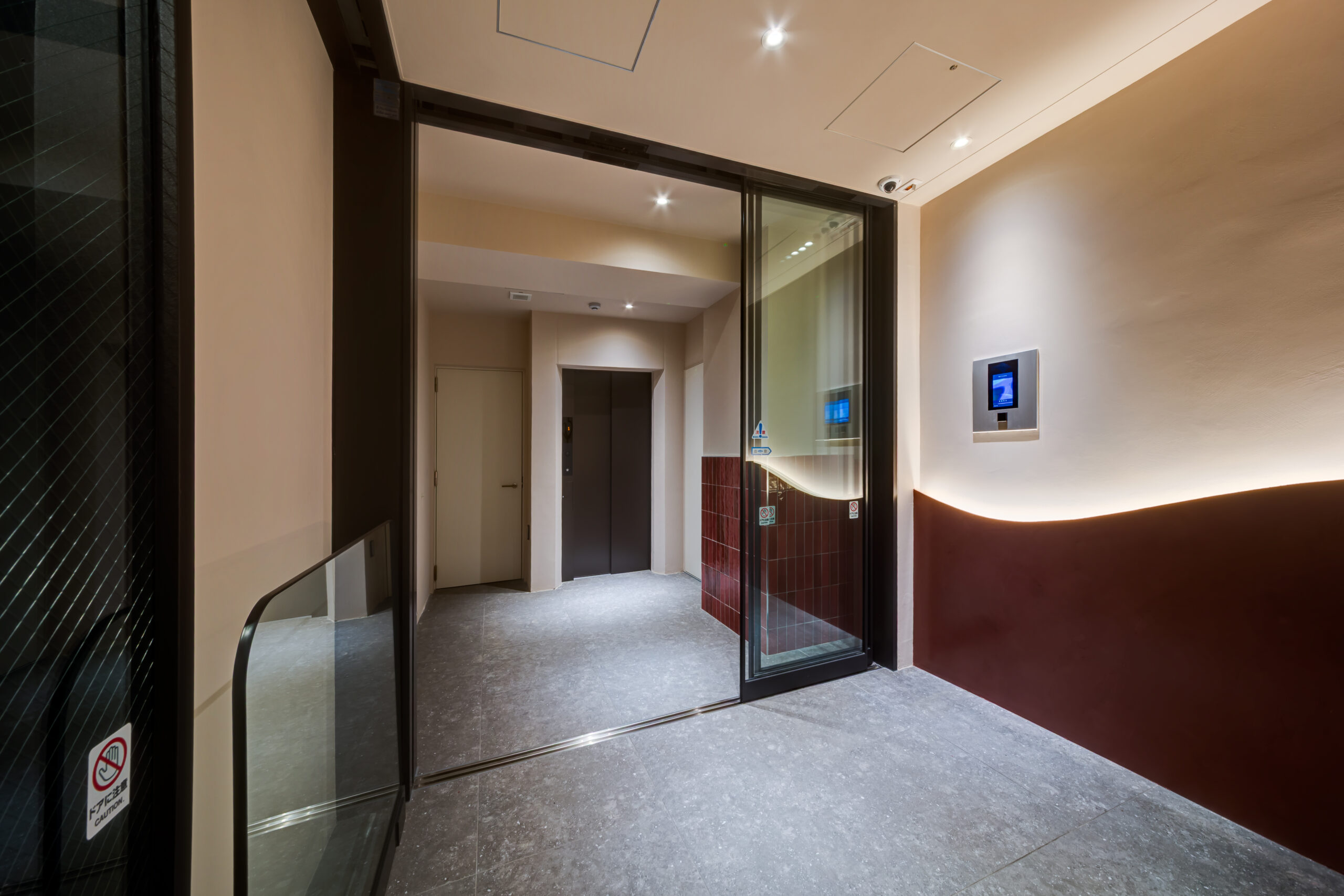 自然素材になじむ、やわらかなエントランス空間